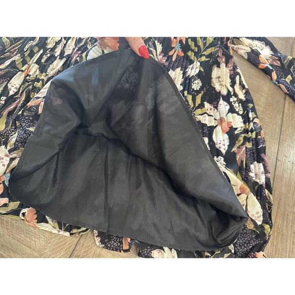 NWT Six Feathers Boutique Illa Illa Black Floral Pleated Swing Dress Size Small - Picture 7 of 12